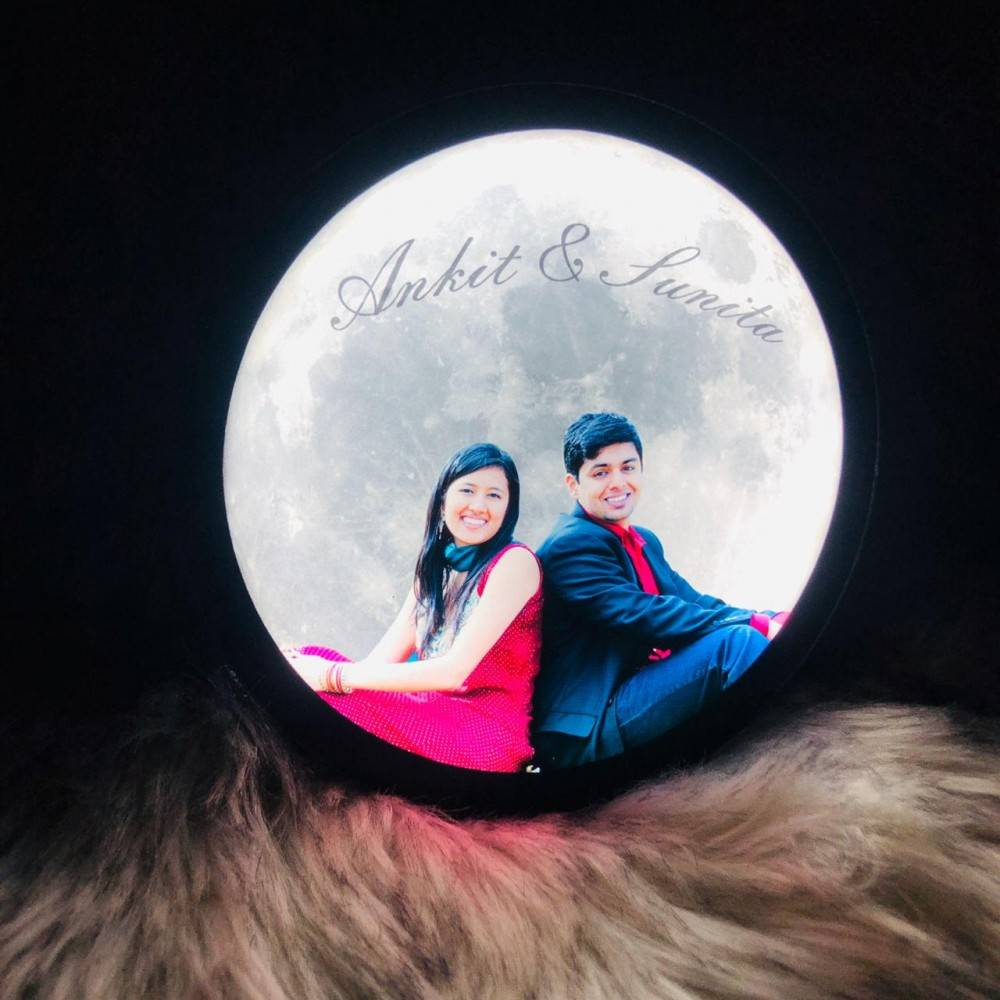 https://storage.myphotoprint.in/products/593457_customized-table-moon-lamp287416.jpeg